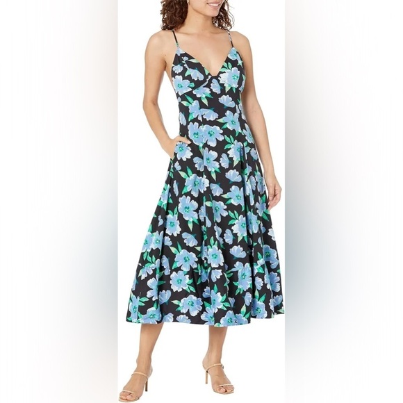 Free People Dresses & Skirts - Free People
Finer Things Printed Midi Dress
SKU 9902114
$128.00